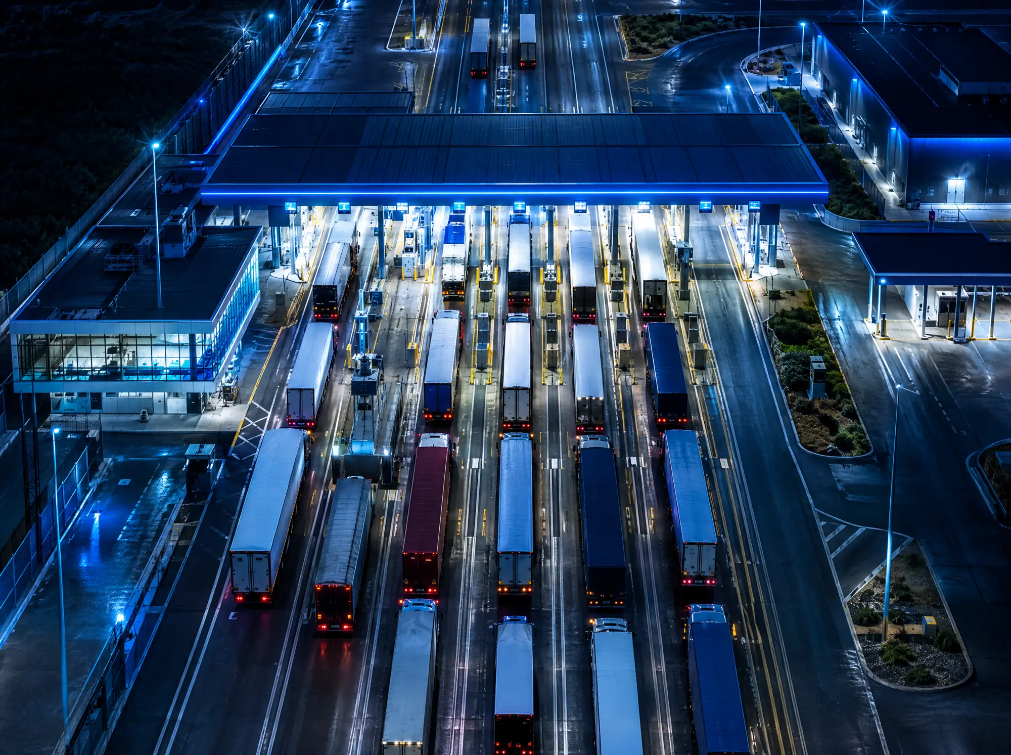 Terminal vamal noaptea, camioane la rând pe benzi